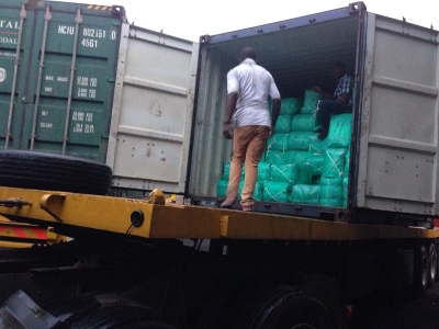 D&eacute;chargement des moustiquaires ASF &agrave; Lubumbashi apr&egrave;s d&eacute;douanement